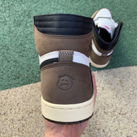 Travis Scott x Air Jordan 1 Retro High OG 'Mocha' - Picture 3 of 5